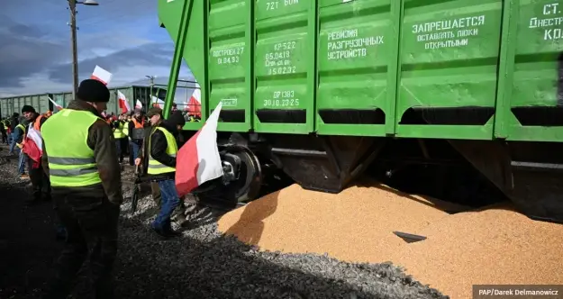 Поляки высыпают украинское зерно на железнодорожную колею, чтобы перекрыть дорогу