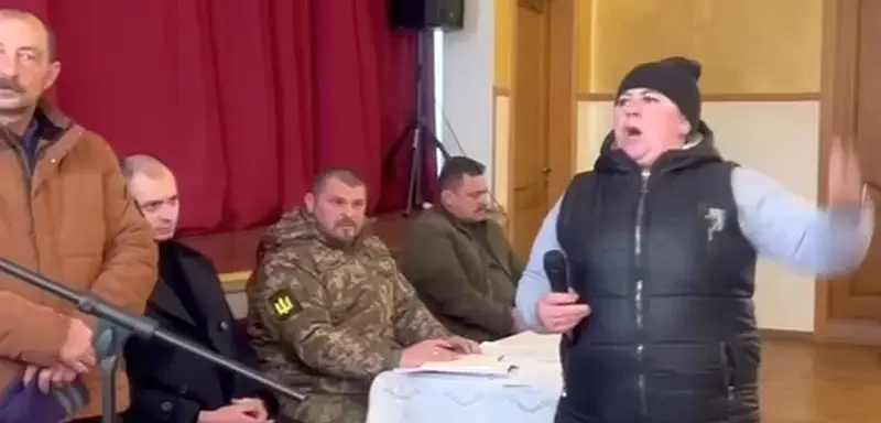 Протестующие против мобилизации жители села в Прикарпатье на встрече с военкомом скандировали: «Позор!»