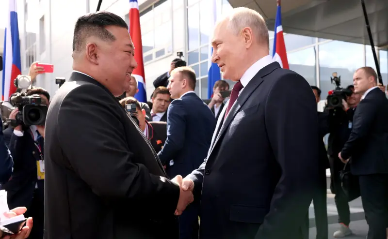 ЦТАК: Лидер КНДР Ким Чен Ын получил в подарок от Владимира Путина автомобиль российского производства