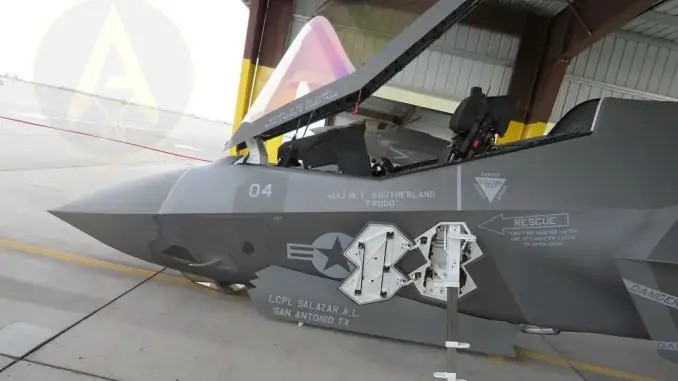 Появились изображения истребителя F-35C Lightning ll ВМС США со сложившейся передней стойкой шасси