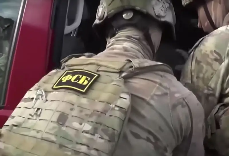 ФСБ и Росгвардия обнаружили под Артёмовском тайник украинских боевиков с иностранным оружием