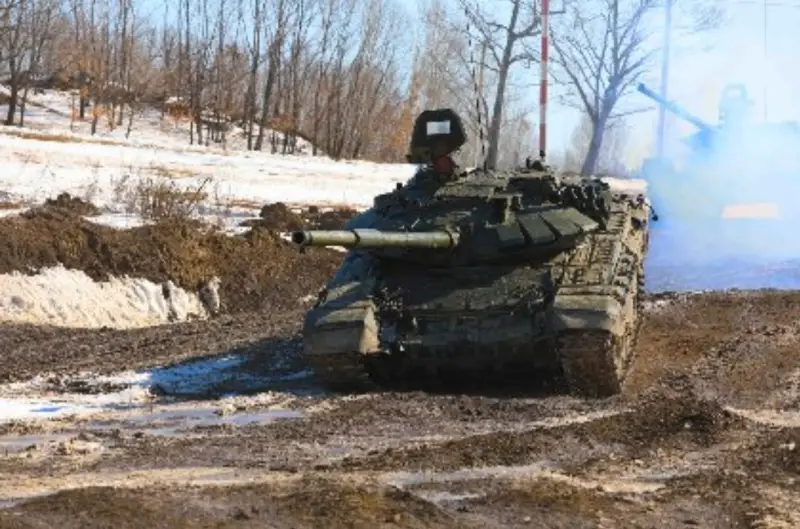 В сети появилось видео одновременной атаки группы российских танков на позиции ВСУ