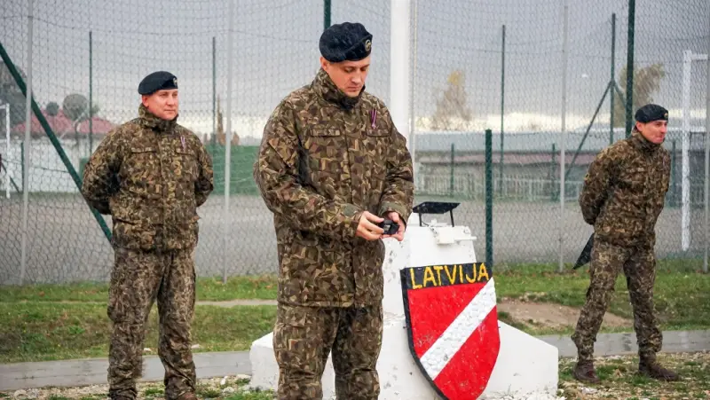 Латвийские журналисты «уличили» Минобороны страны в закупках 2,6 кг российского чая и 7 кг белорусской соли