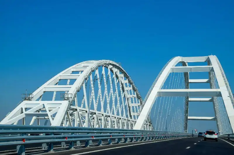 Крым начеку: Крымский мост был временно перекрыт, а в Севастополе объявляли воздушную тревогу