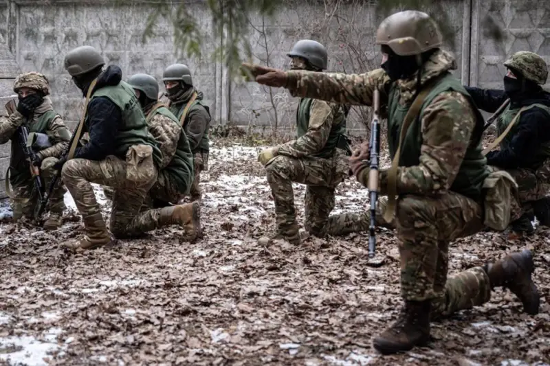 Украинские ресурсы: Тарнавский перебросил в Авдеевку сформированную из боевиков «Азова» штурмовую бригаду