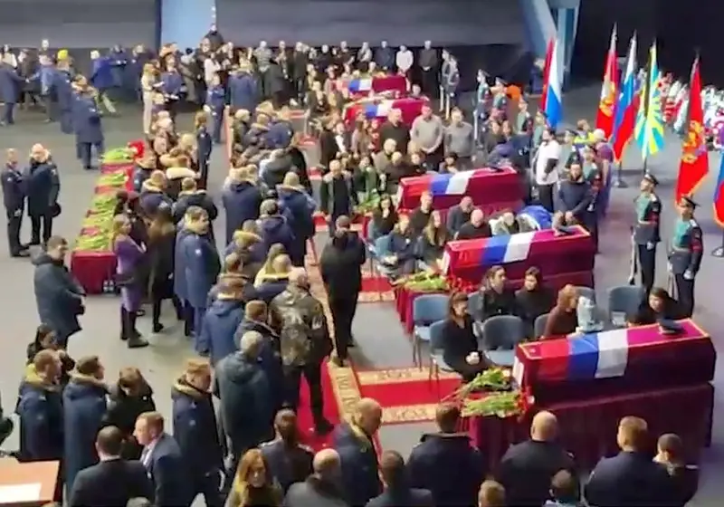 В родном для экипажа сбитого ВСУ Ил-76 Оренбурге прошла церемония прощания с пилотами