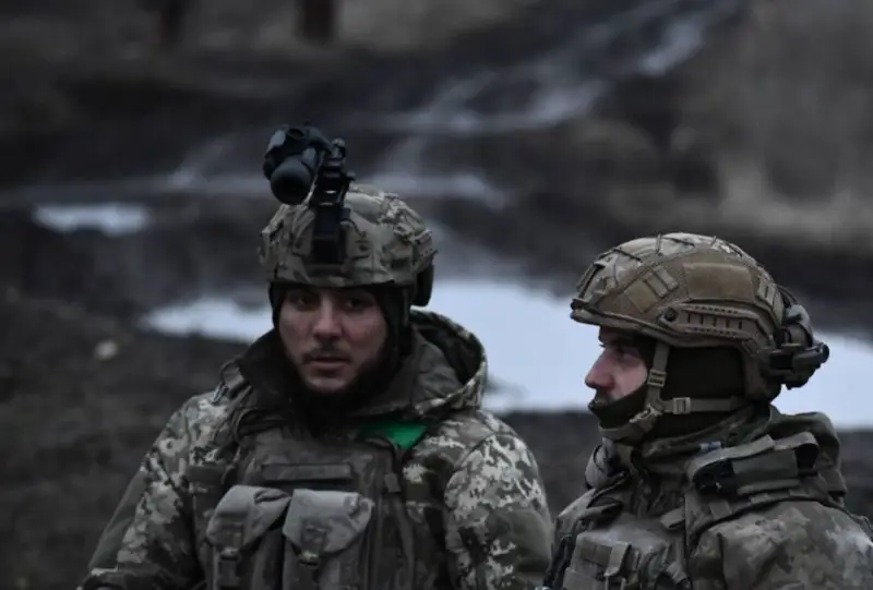 Украинские военнослужащие жалуются, что попасть в Авдеевку теперь можно только пешком через болота