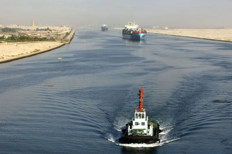 Bloomberg: Доходы Египта от Суэцкого канала упали почти в два раза