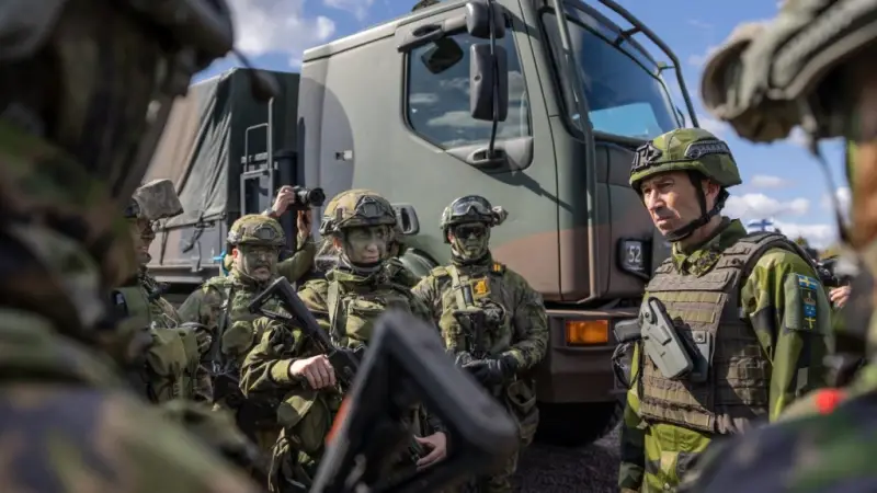 Не наши традиции: Швеция и Польша не поддержали идею Макрона об отправке своих войск на Украину