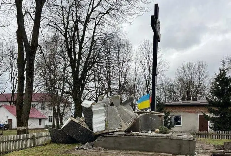 Член Госсовета Франции назвал противоречивым молчание Европы по поводу сноса памятников на Украине