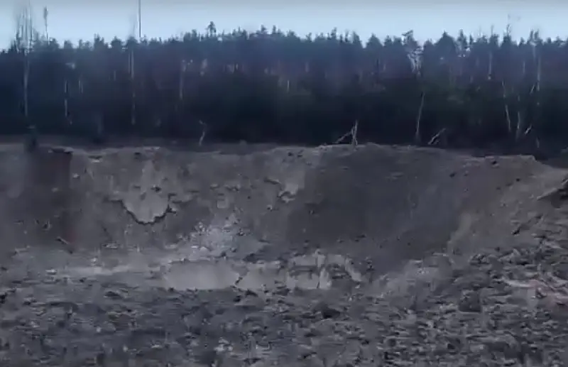 Украинские источники показали кадры большой воронки после прилёта российской ракеты