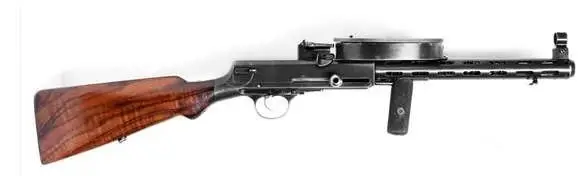 最初のものはトカレフ短機関銃とデグチャレフ短機関銃でした。