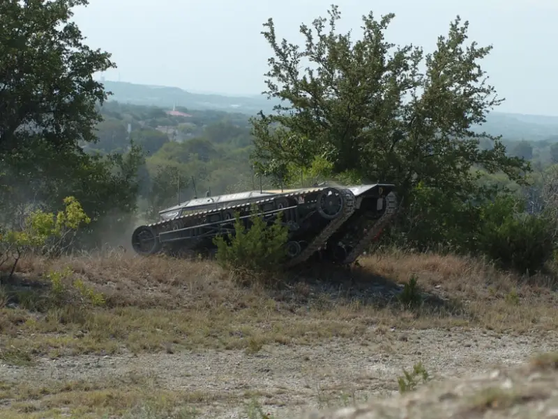Глава офиса Зеленского опубликовал кадры работы якобы украинского наземного дрона-камикадзе