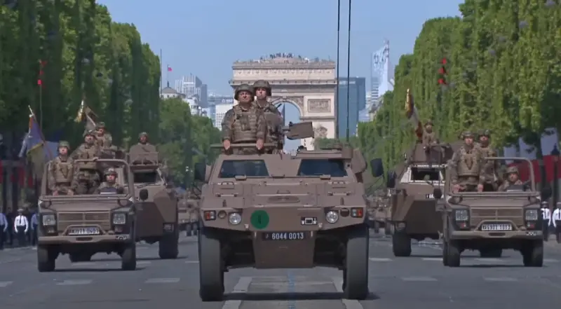 «Русские надсмехаются над Парижем»: во французской прессе считают свою армию слабой