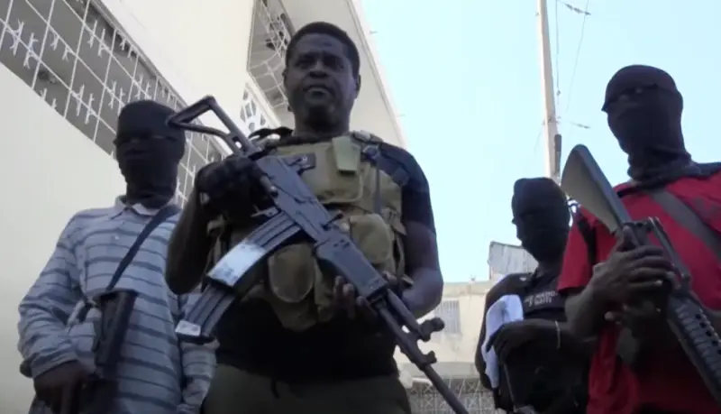 Повстанческое движение на Гаити возглавил бывший полицейский, сравнивающий себя с Фиделем Кастро