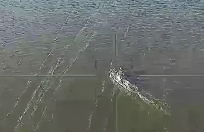En Internet aparecieron imágenes de la destrucción de una patrullera ucraniana cerca de Nikolaev por un dron kamikaze "Lancet"