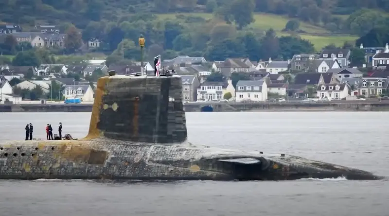 «Доверие к ядерному арсеналу подорвано»: британская подлодка Vanguard запечатлена со следами износа