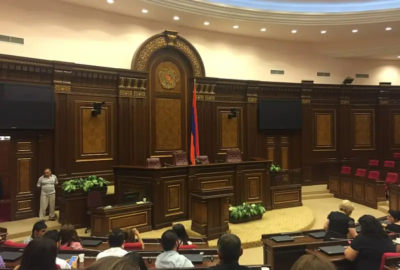 У армянских парламентариев перед выступлением главы Минобороны страны изъяли мобильные телефоны