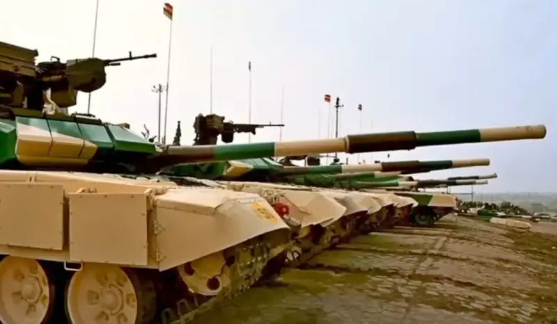 «Уничтожат цели за пределами видимости»: Индия намерена оснастить танки Т-72/90 барражирующими боеприпасами