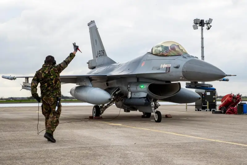 Первая группа пилотов ВС ВСУ вернётся на Украину, пройдя лишь шестимесячные курсы управления истребителем F-16