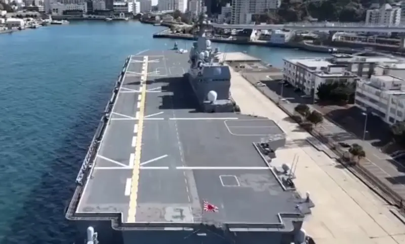 Çinli bir vatandaşın quadcopter'inin Japon helikopter gemisinin güvertesi üzerinde çektiği görüntüler yayınlandı.