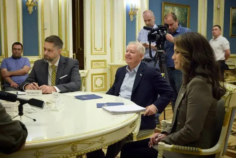 Прибывший в Киев американский сенатор призвал Зеленского мобилизовать как можно больше украинцев