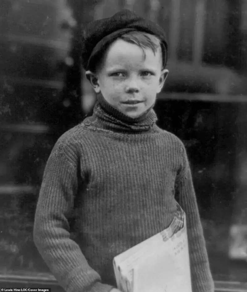 Junge, der Zeitungen verkauft. Fotografie von Lewis Hine