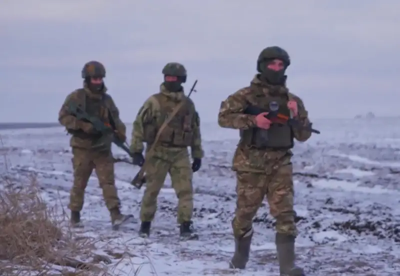Бойцы ВС РФ подняли российский флаг над промзоной на юге Новомихайловки