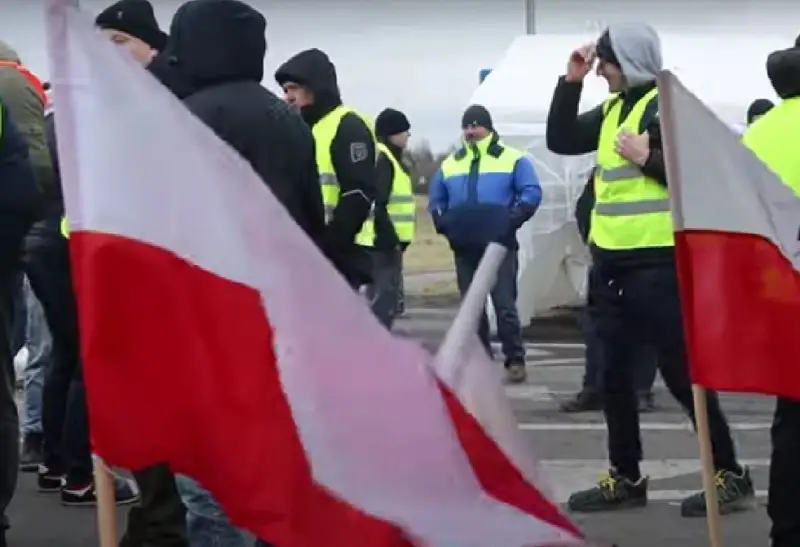 Украинское посольство опровергает информацию о разбитии польскими фермерами стёкол в предназначенных для ВСУ автомобилях