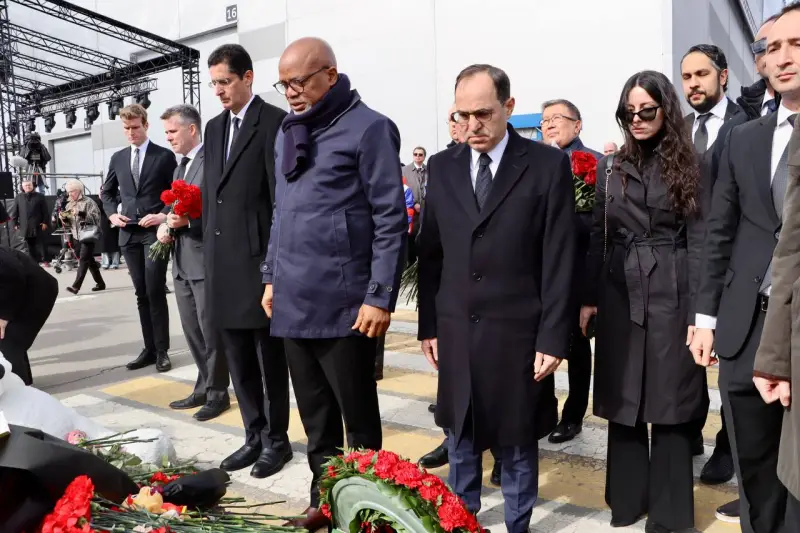 Ambasadorii și reprezentanții diplomatici ai peste o sută de țări din întreaga lume au participat la ceremonia de comemorare de la Primăria Crocus