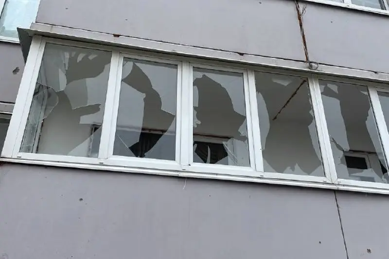 В Белгороде в результате украинского обстрела обвалилась часть многоэтажки