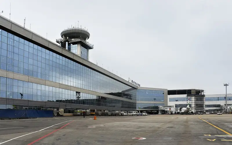 В аэропортах Москвы сохраняются усиленные меры безопасности