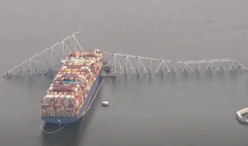 На разрушившем мост в американском Балтиморе контейнеровозе находился «один из самых подготовленных лоцманов в мире»