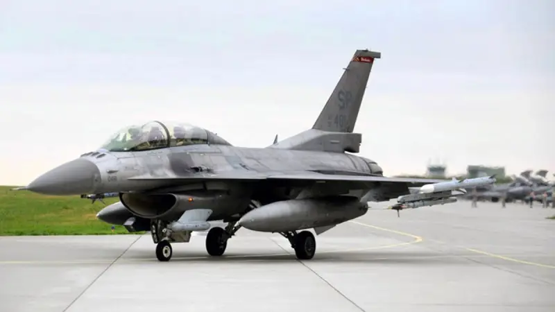 Украинский ТГ-канал: Генштаб ВСУ предложил использовать для размещения истребителей F-16 гражданские аэродромы