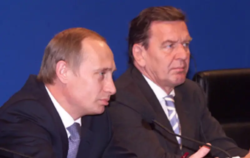 シュレーダー元ドイツ首相は、ロシア大統領との友情がウクライナ危機の解決に役立つと信じている