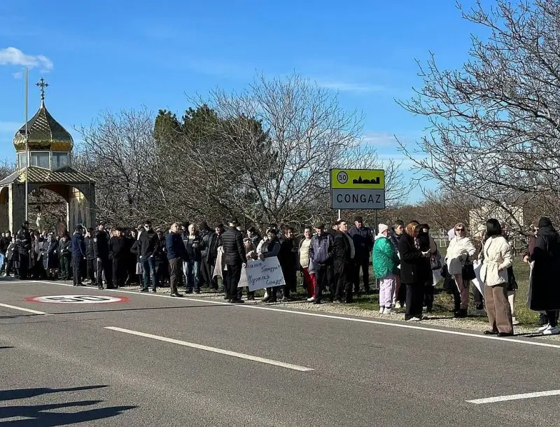 Einwohner von Gagausien bereiteten sich darauf vor, die Wagenkolonne des Präsidenten der Republik Moldau mit den Parolen „Nieder mit Maia Sandu“ zu begrüßen.