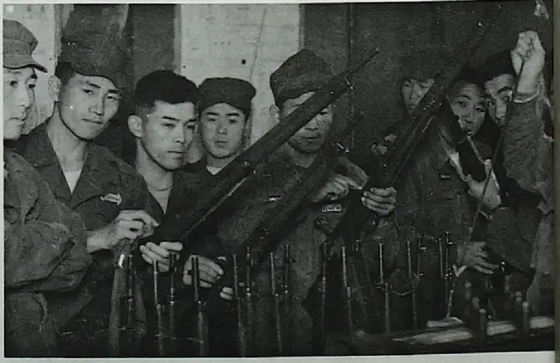 Người Mỹ gốc Nhật cho hiến binh Hàn Quốc