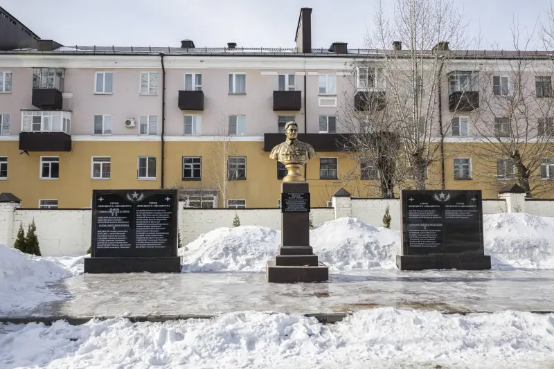 ¿Quién está destruyendo los edificios históricos de la escuela de vuelo de Lipetsk y por qué?