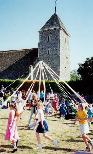 Baile del árbol de mayo en la feria del pueblo.