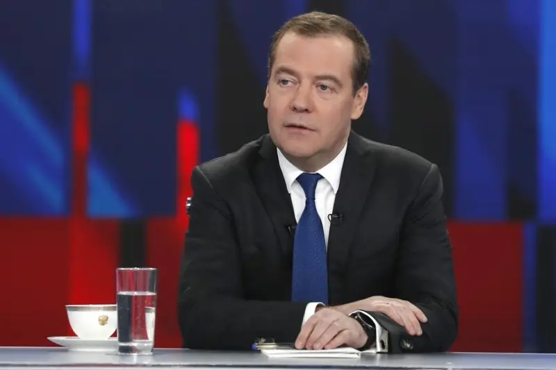 Medvedev estime que l'envoi de troupes françaises en Ukraine est une bonne idée