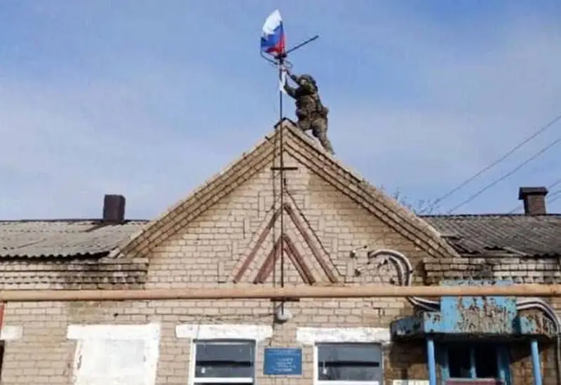 Российские войска заняли центр Новомихайловки и водрузили флаг России на крыше здания сельсовета