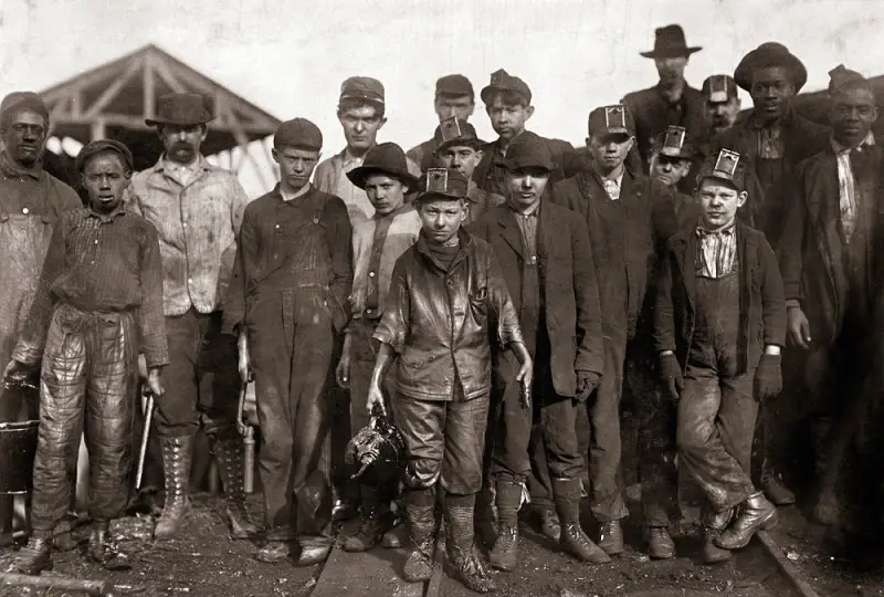 Children at the mine. In the center is the same Henry. Photography by Lewis Hine