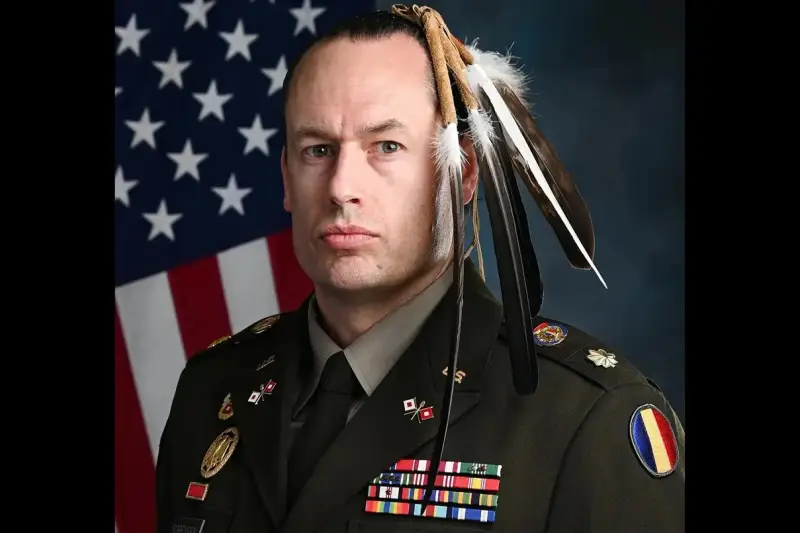 Американскому военнослужащему разрешили носить на голове орлиные перья по индейской традиции
