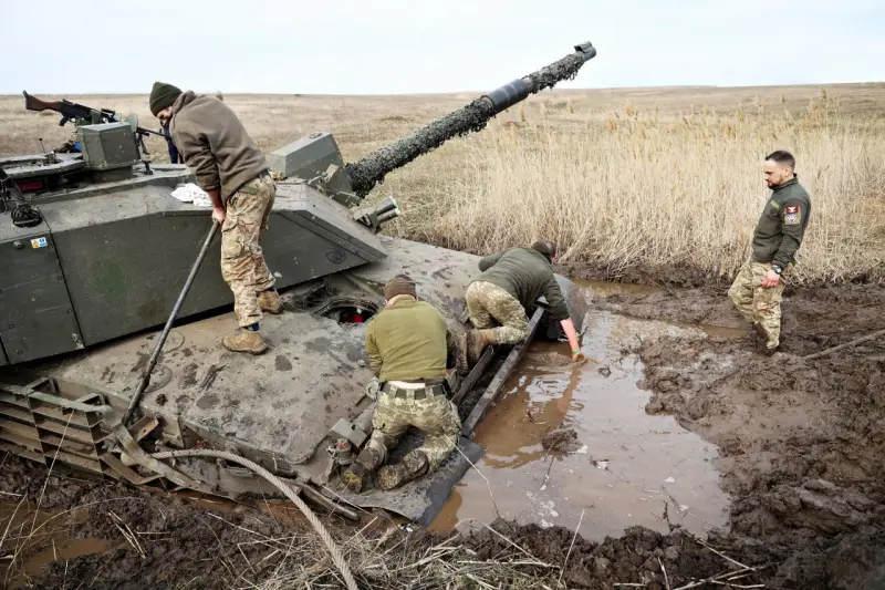 “Got stuck in a puddle”: Ukrainian Challenger 2 tank got stuck in the mud during a demonstration run for journalists