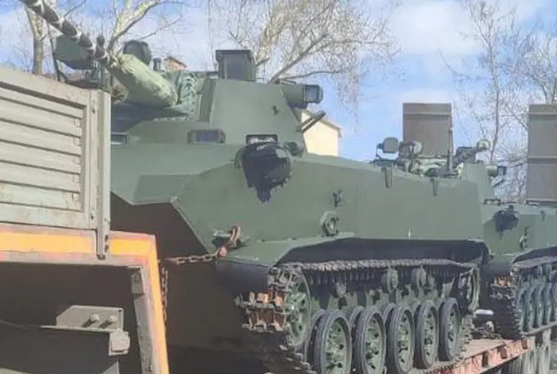 Do żołnierzy wysłano partię wyremontowanych powietrzno-desantowych wozów bojowych BMD-2 i transporterów opancerzonych BTR-D