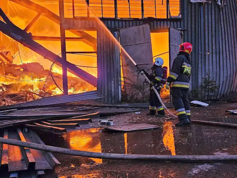 После ударов ВС РФ вспыхнул крупный пожар на военном объекте в Тернопольской области, взрывы гремели в нескольких регионах Украины