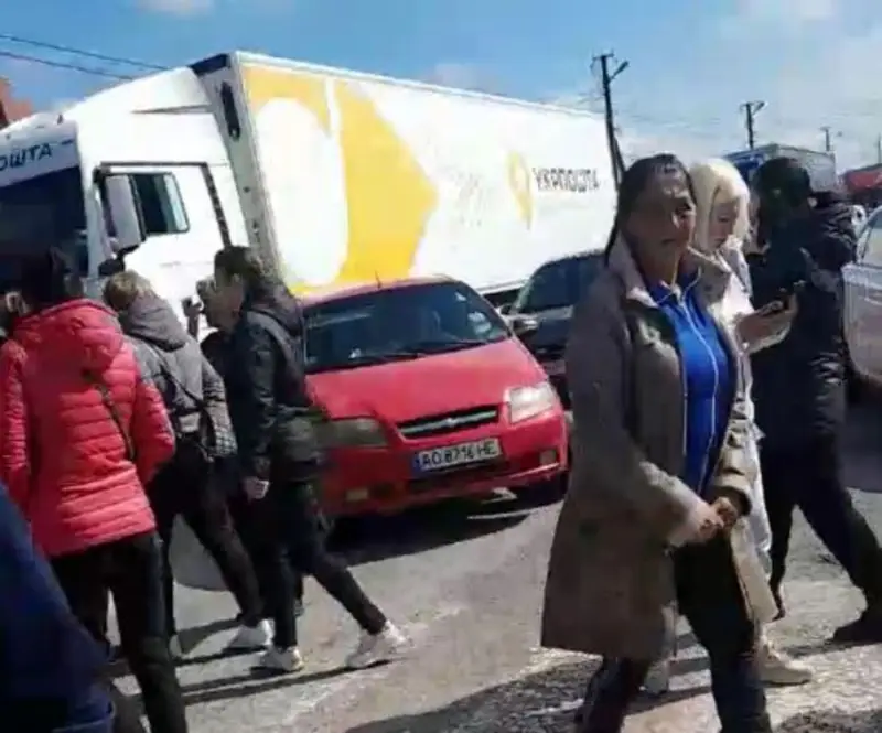 В Закарпатье местные жители перекрыли дороги в знак протеста против мобилизации в ВСУ