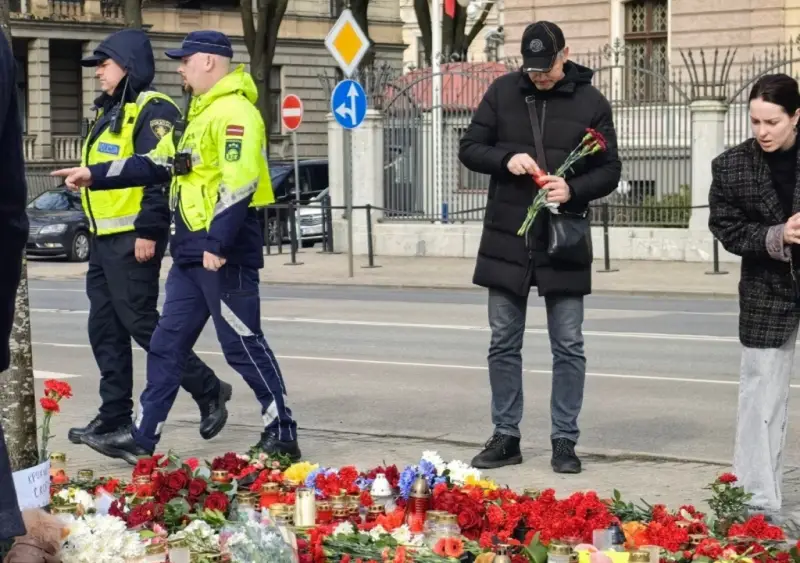 A polícia letã proíbe colocar flores nas paredes da Embaixada da Rússia em Riga em conexão com o ataque terrorista em Crocus City