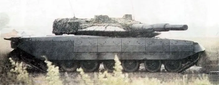 Ein Prototyp des Black Eagle-Panzers, aufgebaut auf einem Fahrgestell mit sieben Straßenrädern an Bord. Eingeführt im Jahr 1999.