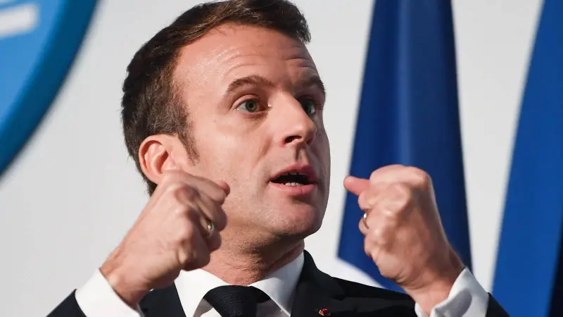 Bocian paryski. Dlaczego francuski prezydent tak często sobie zaprzecza?